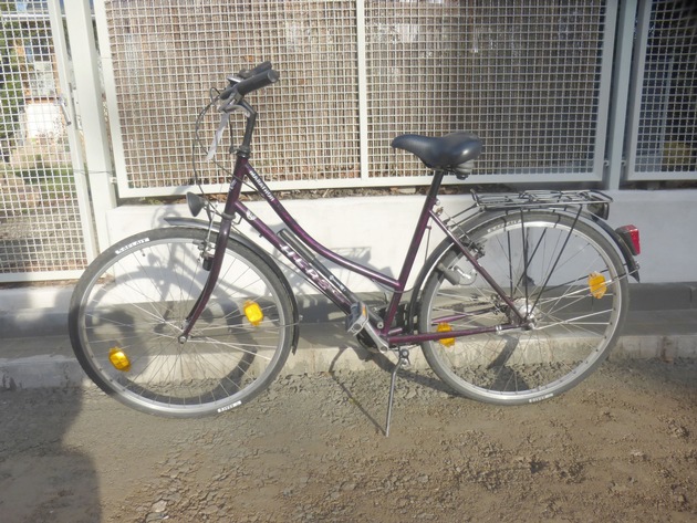 POL-GÖ: (391/2025) Unklare Lage nach Alarmauslösung in Volksbank - Unbekannte männliche Person flüchtet. Hinweise zu zurückgelassenem Fahrrad und Sackkarre erbeten