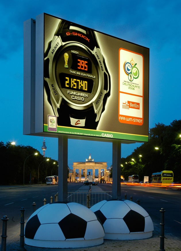 Senator Klaus Böger enthüllt riesige Countdown-Uhr: FIFA WM-Stadt Berlin und CASIO präsentieren die Countdown Clock zur FIFA Fussball-Weltmeisterschaft Deutschland 2006