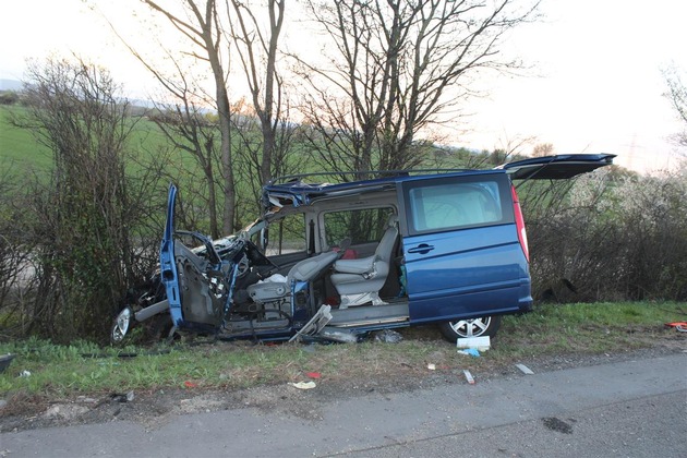 POL-PDNW: (Eppstein) Verkehrsunfall mit eingeklemmter Fahrzeugführerin, Fahrzeug kommt von der Fahrbahn ab