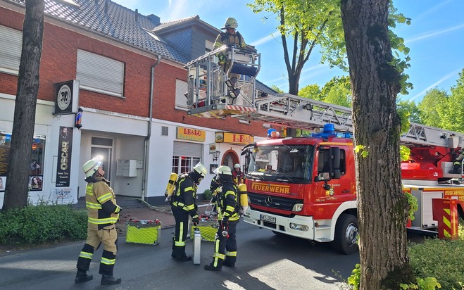FW Sonsbeck: Gemeldeter Dachstuhlbrand erweist sich als brennendes Laub in einer Dachrinne