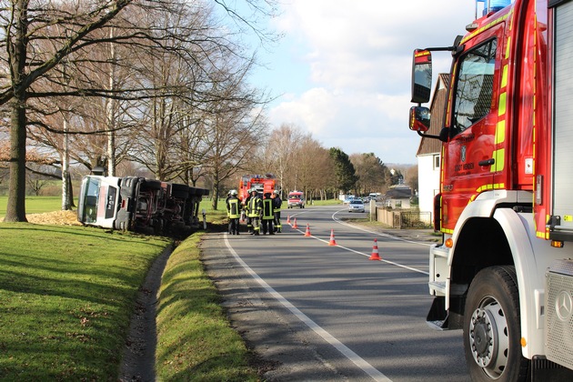 FW Menden: Verkehrsunfall: Umgekippter LKW mit Sandladung