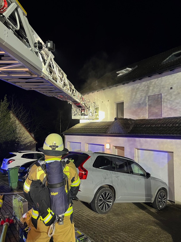 FW-EN: Zimmerbrand im Bergweg - Heimrauchmelder alarmiert 82- jährige Bewohnerin im Schlaf - Bewohnerin unverletzt - Wohnung unbewohnbar