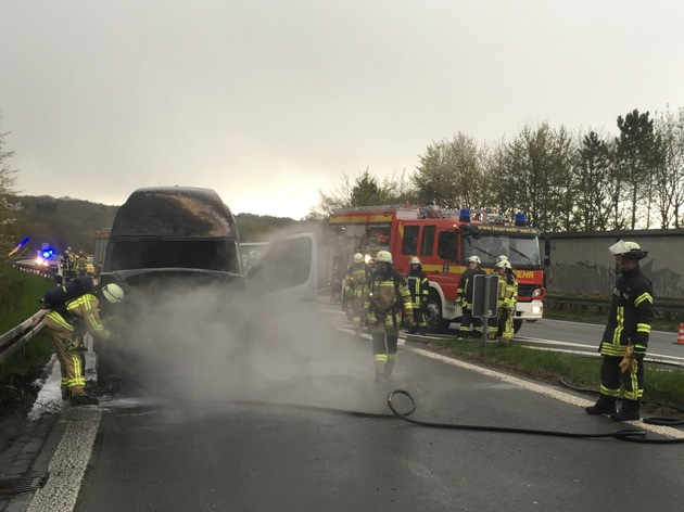 FW-AR: PKW brennt in Autobahnausfahrt bei Neheim