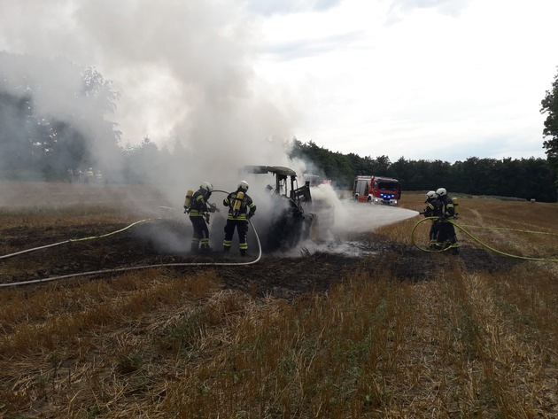 FW-EN: Trecker steht in Vollbrand