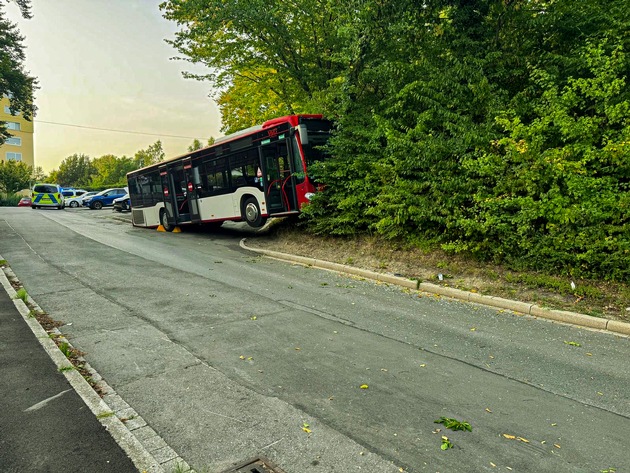 FW-MK: Linienbus kommt in Böschung zum Stehen