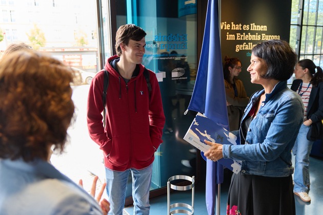 Millionster Gast im EU-Erlebniszentrum am Brandenburger Tor in Berlin