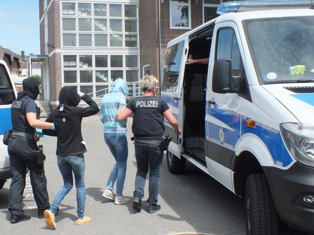 BPOL NRW: Schlag von Bundespolizei und Staatsanwaltschaft 
Über 300 Bundespolizeibeamte durchsuchen 16 Bordelle und Wohnungen. Haftbefehle gegen zwei Hauptbeschuldigte vollstreckt.
