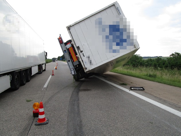 POL-PPTR: Verkehrsunfall mit LKW auf der BAB 1 Fahrtrichtung Koblenz, kurz vor der Ausfahrt Föhren;  Zeugen gesucht