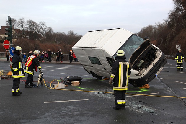 FW-E: Verkehrsunfall mit PKW und Kleintransporter, zwei Personen eingeklemmt, Transporter umgestürzt