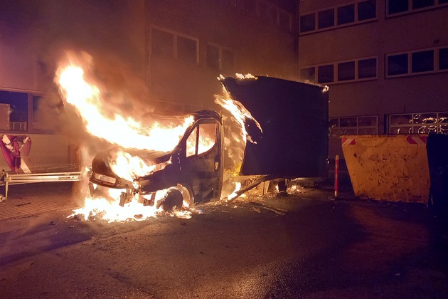 POL-ME: Erneut Brände in Heiligenhaus: Transporter stand in Vollbrand - Heiligenhaus - 2210121