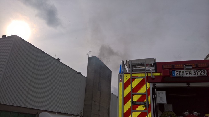 FW-GE: Schwarze Rauchwolke über Gewerbegebiet in Gelsenkirchen Erle.
/ Eine verletzte Person nach Feuer in leerstehender Produktionshalle