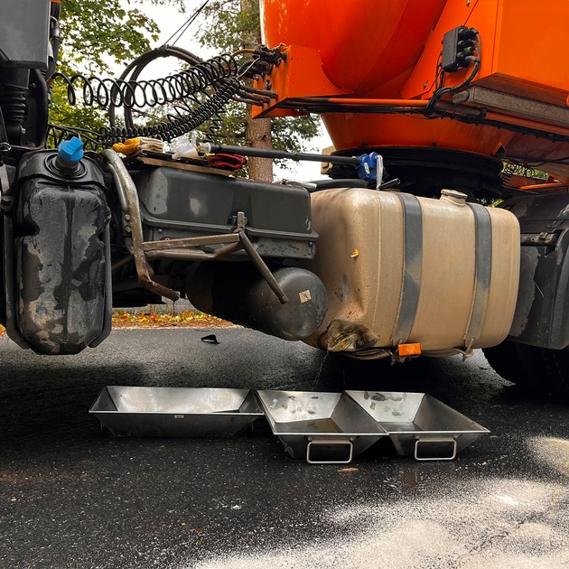 FW Heimbach: Verkehrsunfall auf der L218 bei Heimbach - LKW-Tank muss durch Feuerwehr abgepumpt werden