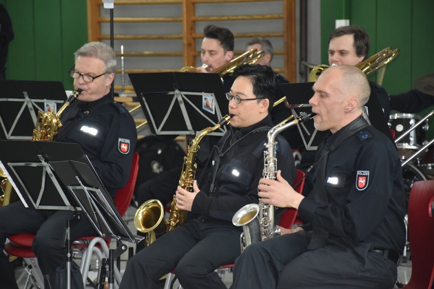 POL-ROW: Pr&auml;ventionsarbeit mit Musik: Polizeiorchester Niedersachsen begeistert Grundsch&uuml;lerinnen und Grundsch&uuml;ler in Zeven