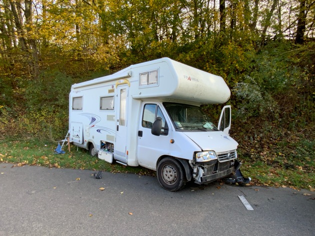 FW Ratingen: Verkehrsunfall BAB 3 - Person eingeklemmt