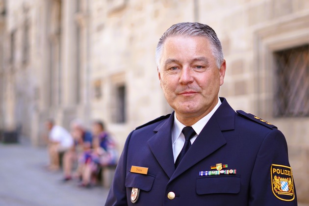POL-MFR: (676) Amtswechsel bei der Polizeiinspektion Nürnberg-Mitte - Roland Gradl in den Ruhestand verabschiedet - Stefan Thiele ist neuer Dienststellenleiter