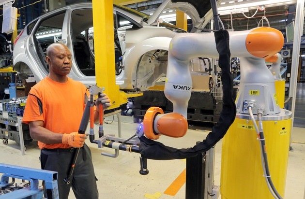 Ford-Werke GmbH: Arbeiten Hand in Hand dank Industrie 4.0: Ford in Köln setzt auf kollaborierende Roboter für zusätzliche Ergonomie