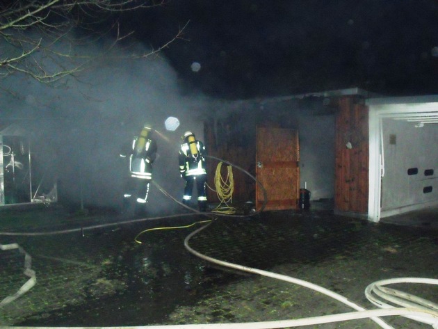 FW-AR: Feuer zerstört Holz- und Geräteschuppen in Voßwinkel