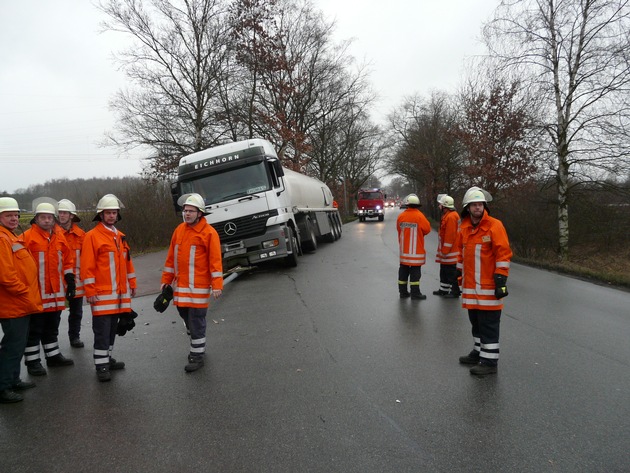 POL-WL: Tanklastzug kommt von Fahrbahn ab