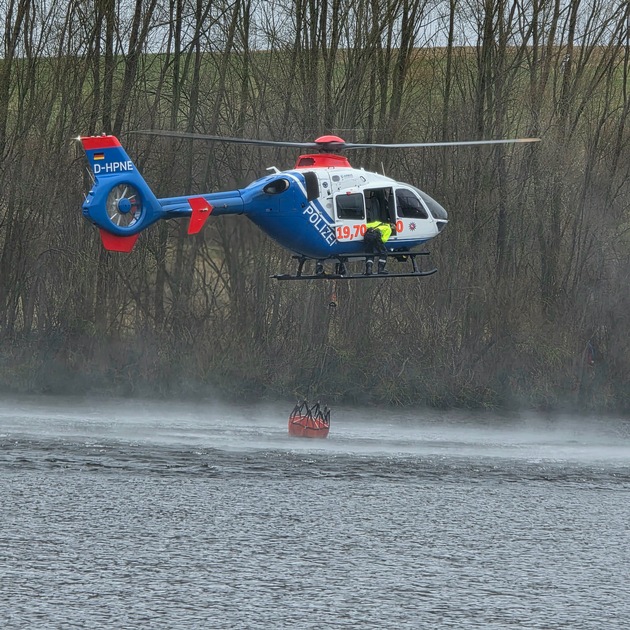ZPD-H: Erfolgreiche Vegetationsbrandbekämpfungsübung in Westerloy Rotorengeräusche über Feldern und Wäldern, Wasseraufnahmen aus nahegelegenen Gewässern und präzise Abwürfe über fiktiven Brandflächen