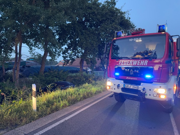 FW-AUR: Wagen von Bundesstraße in Graben gefahren