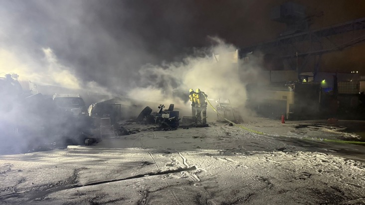 FW-E: Feuer auf Firmengelände - Brennende LKW-Reifen im Industriehafen
