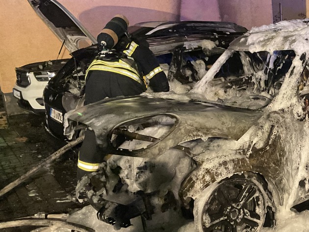 FW-DO: Drei Autos brennen in der Nacht in Dortmund-Scharnhorst