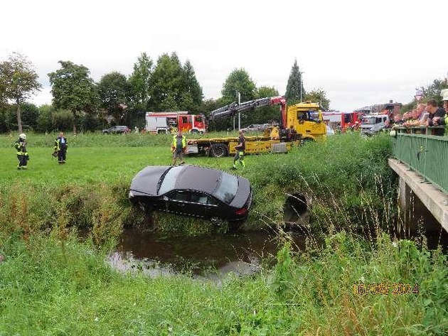 POL-OL: ++Westerstede : Verkehrsunfall mit kuriosem Verlauf und umfassenden Bergungsmaßnahmen++