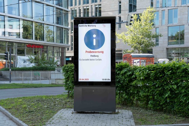 Gefahrenwarnung in Freiburg: Digitale Stadtinformationsanlagen an Verkehrsknotenpunkten warnen die Bevölkerung schnell im Katastrophenfall