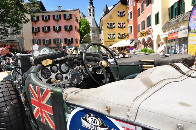 Abenteuer Alpenrallye. Automobilklassiker erobern die schönsten Alpenstraßen. - BILD