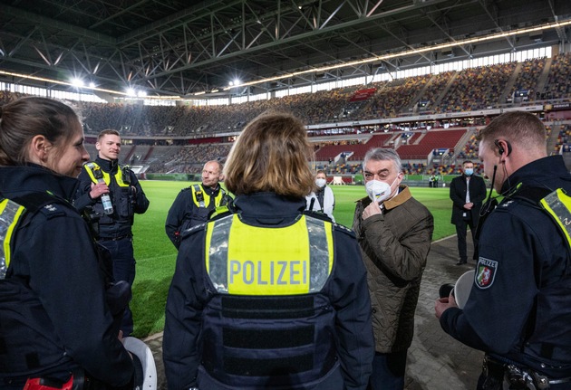 POL-DU: Duisburg/Düsseldorf: &quot;Stärkung des Wachdienstes&quot; - Polizisten aus NRW trainieren gemeinsam