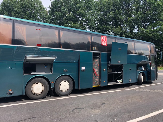 POL-VDKO: Defekte Luftfederung, Bremsenmängel, fehlende Lenkzeitnachweise - Fernlinienbus wurde stillgelegt