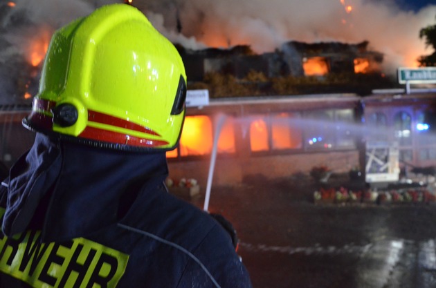 FW-RD: Landkrug brennt in Mielkendorf bis auf die Grundmauern nieder In der Dorfstraße, in Mielkendorf, kam es Heute (10.09.2020) zu einem Feuer, 150 Einsatzkräfte im Einsatz.