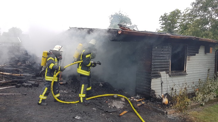 FW Menden: Gartenhaus in Vollbrand