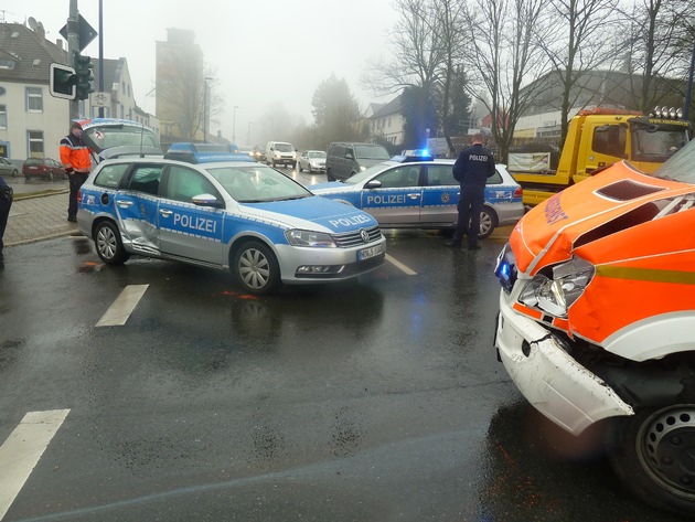 FW-HEILIGENHAUS: Unfall mit Rettungswagen (Meldung 10/2015)