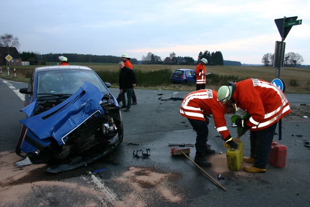 POL-WL: Vorfahrt missachtet, Zwei Verletzte ++ Requisiten einer Feuerwehrübung sorgten für Aufregung ++ Pkw ohne Zulassung, Fahrer mit Promille ++ und weitere Meldungen