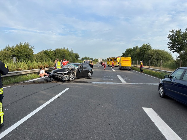 POL-STD: Zwei Verletzte bei Unfall auf Autobahn 26, Tageswohnungseinbrecher in Oersdorf