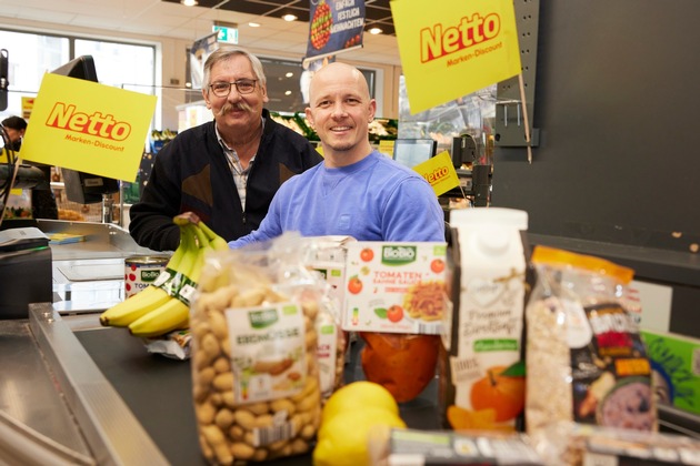 Netto unterst&uuml;tzt die Tafel mit bundesweiter Spendenaktion:  Fabian Hamb&uuml;chen kassiert ehrenamtlich f&uuml;r den guten Zweck