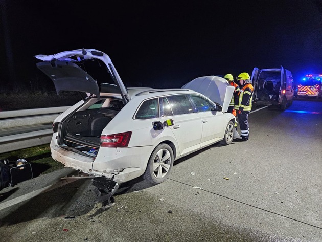 FW-ROW: Verkehrsunfall auf der Autobahn mit 9 Personen - Feuerwehr unterstützt bei Großaufgebot an Rettungsmitteln