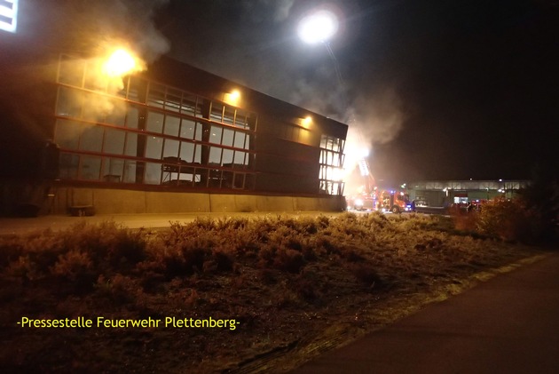 FW-PL: Härtebad brannte. Zwei Mitarbeiter vermisst. Übung der Feuerwehr im Industriegebiet