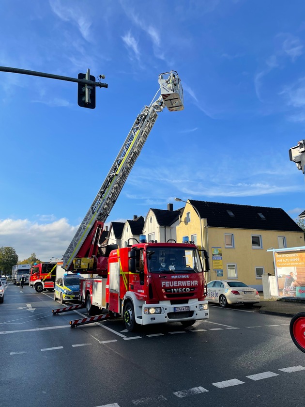 FW Lage: Feuer 3/Dachstuhlbrand: Dampflock verursacht Feuerwehreinsatz - 22.10.2022 - 9:51 Uhr
