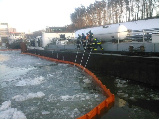 POL-MFR: (333)  Kanal für sechs Stunden gesperrt - Tankschiff drohte zu sinken - Bildveröffentlichung