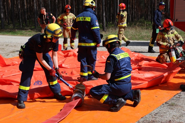 THW LVBEBBST: Technisches Hilfswerk und polnische Feuerwehr trainieren gemeinsam in Rzepin (Polen) Waldbrandbekämpfung