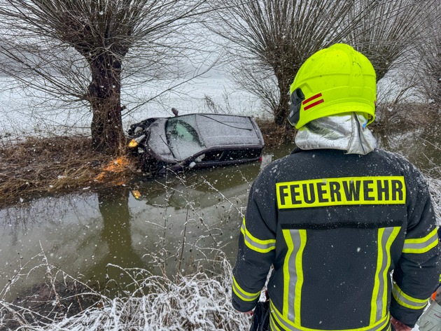 FW Flotwedel: Technische Hilfeleistung nach Verkehrsunfall - Landkreisübergreifender Einsatz zwischen Nienhof und Flettmar (LK Gifhorn)