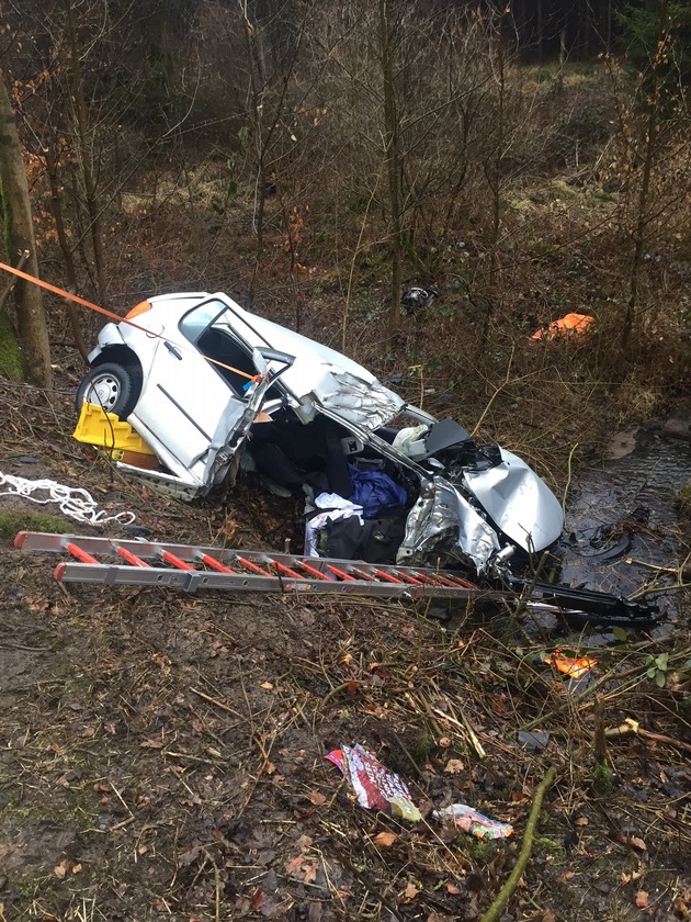 FW Lügde: Verkehrsunfall &quot;eingeklemmte Person&quot;