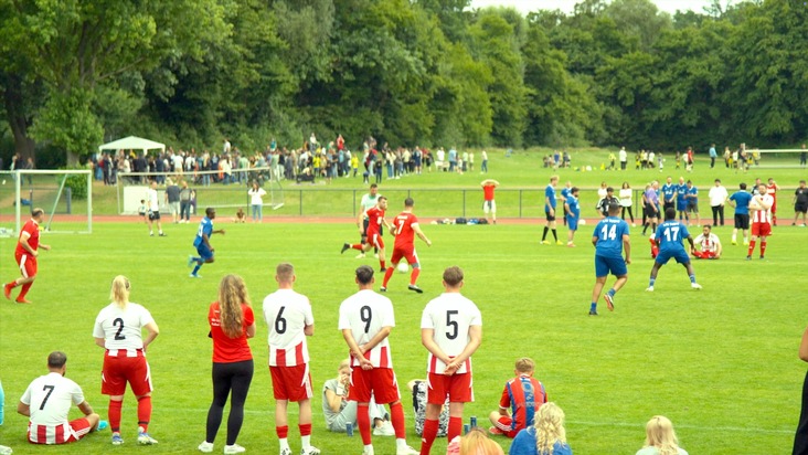 NEUSS AM BALL 2026: 24 Mitarbeiterteams k&auml;mpfen am 21. Juni um den begehrten Business-Fu&szlig;ballpokal