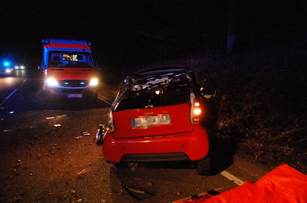 POL-PPWP: Unfall: Fahrerin schleudert aus dem Auto