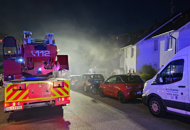 FW Burscheid: Gebäudebrand am Abend - Bewohner verletzt sich bei Löschversuch leicht