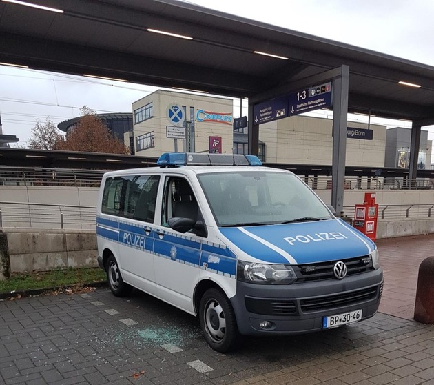 BPOL NRW: Zeugenaufruf: Unbekannte zerstören Dienstwagen der Bundespolizei am helllichten Tag