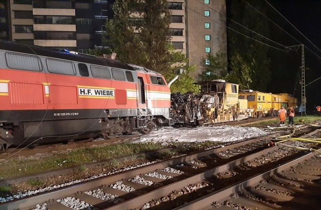 Bundespolizeidirektion München: Brand an Bauzug / Sehr hoher Sachschaden