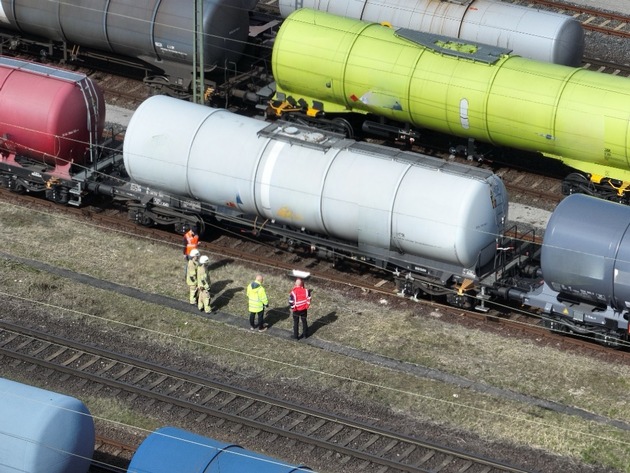 FW Lehrte: Austretendes Kerosin sorgt für Großeinsatz in Lehrte